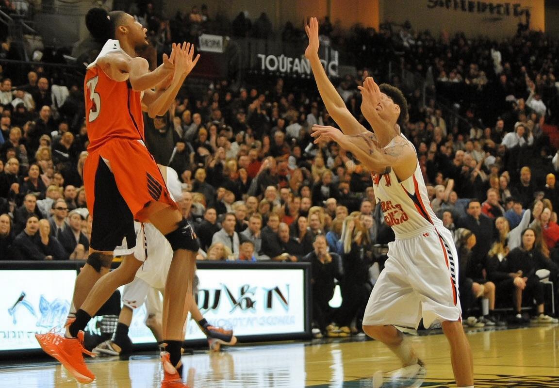 逆转胜利！爱德华兹关键得分引爆进攻狂潮，主场沸腾